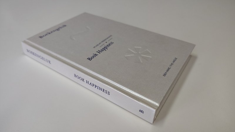 Tweedehands boek: Boekengeluk van auteur Ewoud Sanders, Nynke Leistra, Aafke Boerma, Gert-Jan van Rooij - Tweetalige hardcover oogt als nieuw! Ex-libris en aantekening voorin.