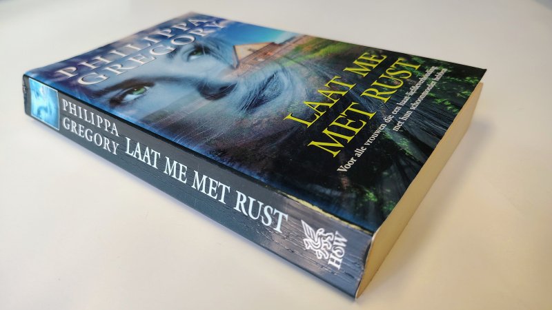 Tweedehands boek: Laat me met rust van auteur Philippa Gregory, Karina Zegers de Beijl - Paperback met licht scheefgelezen ruggetje met lichte leesvouwen. Voorste schutblad bovenste rand afgeknipt, verder onbeschreven en netjes.