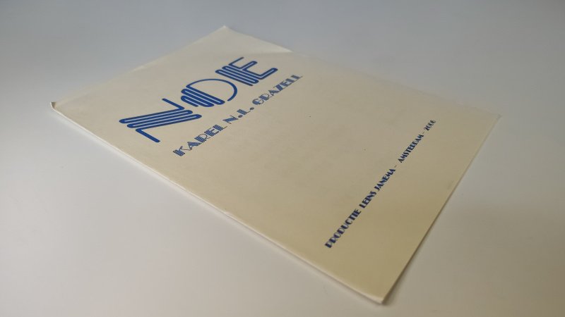 Tweedehands boek: NDE van auteur Karel N.L. Grazell - Paperback gelijmd. Lichte vouw in voorkant kaft. Tekst in Blauw lettertype. Gesigneerd door de auteur op de laatste pagina.
