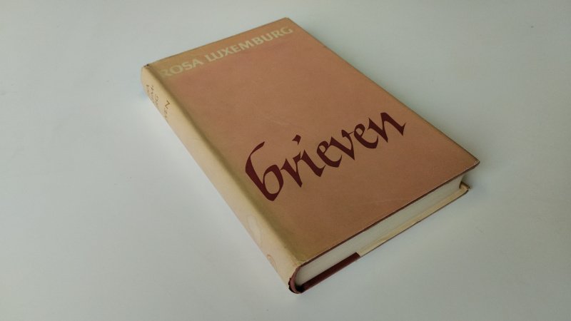 Tweedehands boek: Brieven van auteur Rosa Luxemburg - Hardcover met stofomslag. Lichte gebruikerssporen aan de kaft. Kaft is op de rug verkleurd. Pagina's zijn netjes en onbeschreven. In goede staat.