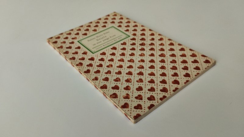 Tweedehands boek: Briefe an eine junge Frau van auteur Rainer Maria Rilke - Duitstalige Softcover, pagina's zijn verkleurd, maar netjes en onbeschreven. In goede staat