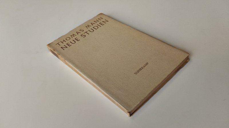 Tweedehands boek: Neue studien van auteur Thomas Manne - Duitstalige softcover, naam voorin, gebruikerssporen aan de kaft. Kaft en pagina's verkleurd. In goede staat.