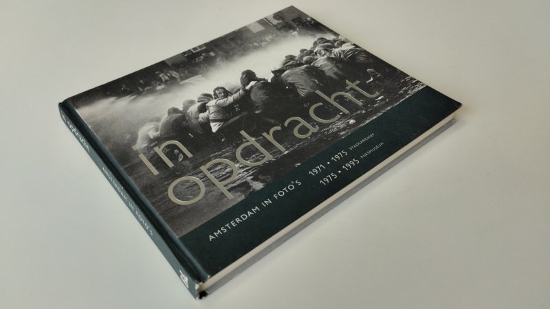 Tweedehands boek: In opdracht van auteur Anneke van Veen - Hardcover, lichte gebruikerssporen aan de kaft. Pagina's licht verkleurd, maar netjes en onbeschreven. In goede staat.