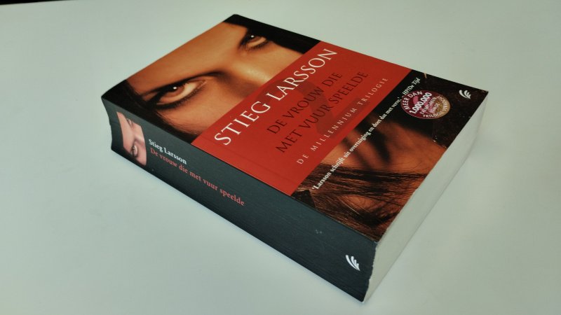 Tweedehands boek: De vrouw die met vuur speelde van auteur Stieg Larsson - Softcover, gelezen, gekromde rug. Bibliotheekstempel voorin. Pagina's netjes en  onbeschreven. In goede staat.