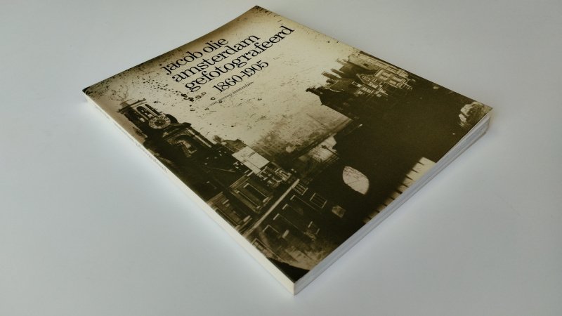 Tweedehands boek: Amsterdam gefotografeerd 1860-1905 van auteur Kees Nieuwenhuijzen - Softcover, typex op schutblad, Op de schutbladen kleine roestvlekjes. in redelijke staat