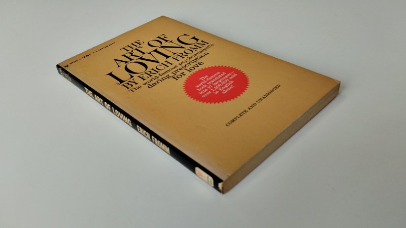 Tweedehands boek: The Art of Loving van auteur Erich Fromm - Engelstalige pocketboek, naam voorin, kaft en pagina's verkleurd, maar in goede staat.