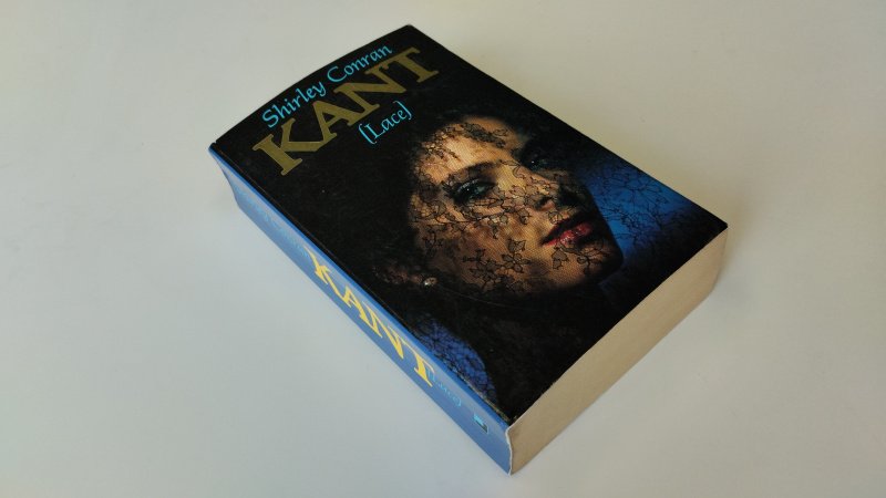 Tweedehands boek: Kant van auteur Shirley Conran, Ytje Horsten - Softcover, gekromde rug, bibliotheekstempel voorin. Geschreven op schutblad. rest van de pagina's onbeschreven. In goede staat.