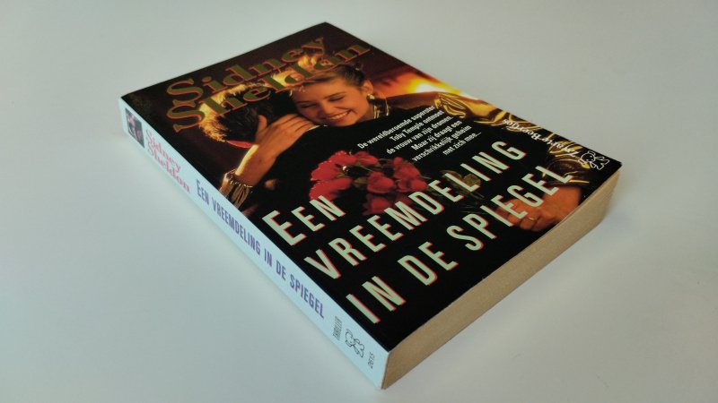 Tweedehands boek: Een vreemdeling in de spiegel van auteur Sidney Sheldon - Zwarte beertjes pocket boek, bibliotheekstempel voorin. Lichte gebruikerssporen aan de kaft. Pagina's netjes en onbeschreven. In goede staat.