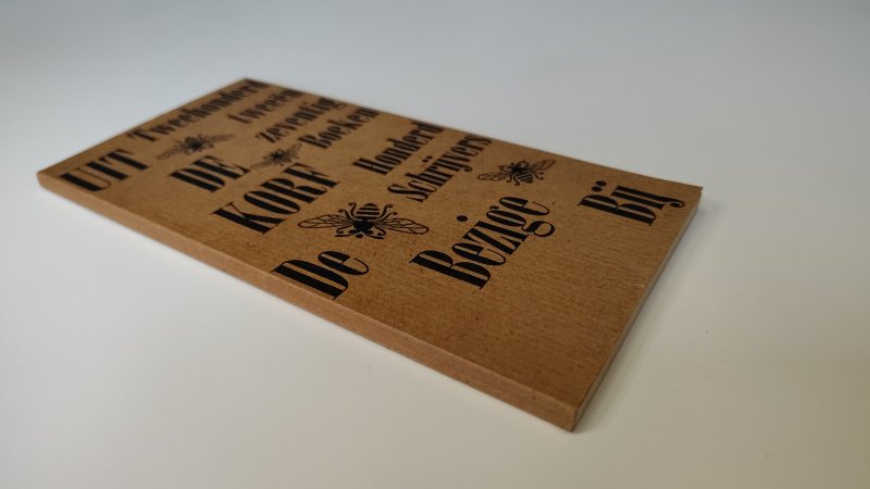 Tweedehands boek: Uit de Koft, 272 boeken, 100 schrijvers van auteur Redactie - Paperback in zeer goede staat. Binnenwerk onbeschreven en netjes.