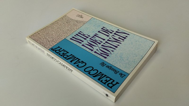 Tweedehands boek: Wie doet de Koningin van auteur Remco Campert - Softcover, netjes en onbeschreven, in zeer goede staat en Gesigneerd!!