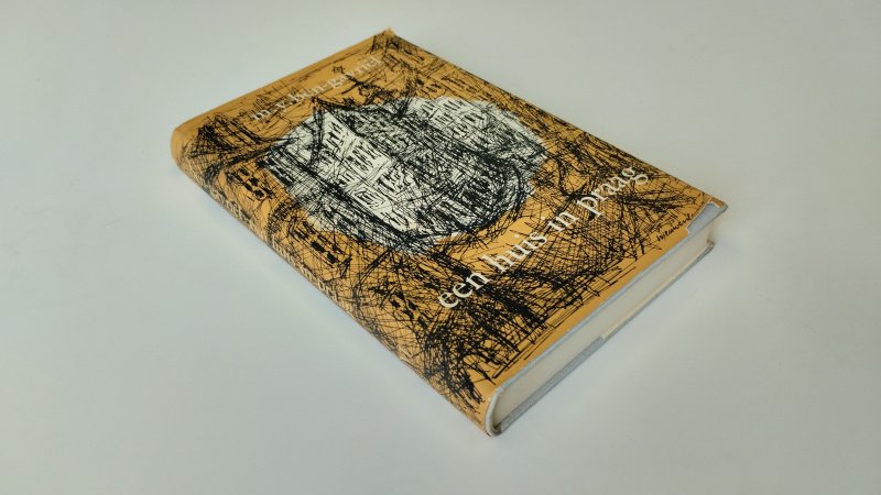 Tweedehands boek: Een huis in Praag van auteur M.Y. ben-Gavriel - Hardcover met stofomslag, Gebruikerssporen aan de stofomslag. Stofomslag is iets verkleurd. Pagina's zijn netjes en onbeschreven. In goede staat.