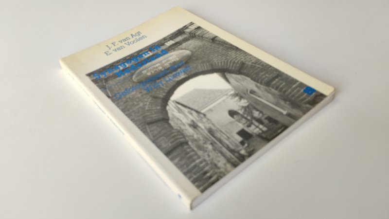 Tweedehands boek: Synagogen in Nederland van auteur J. F. van Agt - Softcover, kaft is verkleurd. Pagina's licht verkleurd, maar netjes en onbeschreven. In goede staat.