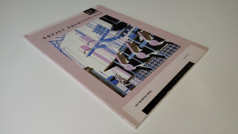 Tweedehands boek: Sovjet Architectuur 1917 - 1987 van auteur Redactie - Tweetalige paperback, Nederlands | Engels. Lichte slijtage randen en puntjes kaft. Bladzijdes minimale verkleuring, onbeschreven en netjes.