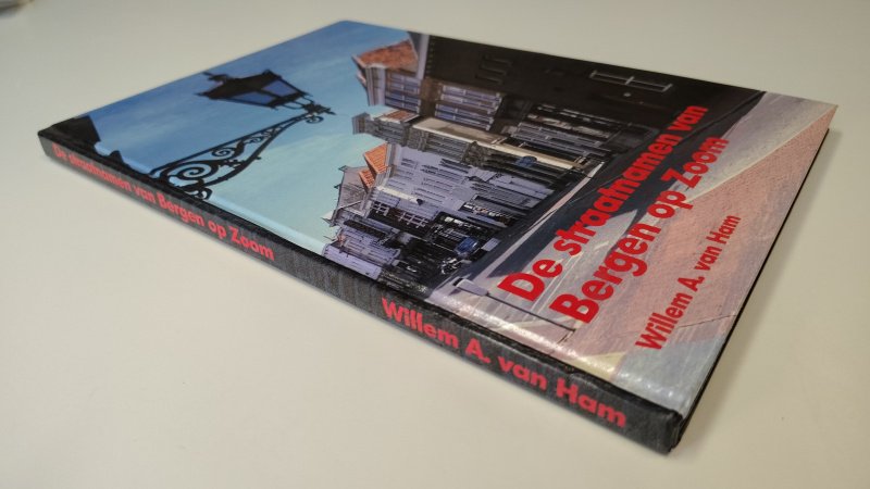 Tweedehands boek: De straatnamen van Bergen op Zoom van auteur Willem A. van Ham - Hardcover in zeer goede staat. Lichte verkleuring bladzijdes, naampje voorin, verder onbeschreven en netjes.