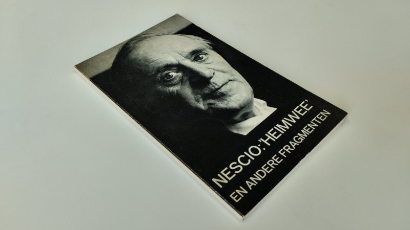 Tweedehands boek: Nescio: 'Heimwee' en andere fragmenten van auteur Nescio - Softcover, lichte gebruikerssporen aan de kaft. Kaft ook iets verkleurd aan de achterkant (wit). Pagina's netjes en onbeschreven. In goede staat.