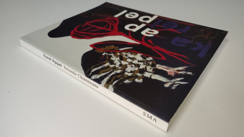 Tweedehands boek: Karel Appel van auteur Stedelijk Museum Amsterdam - Paperback met flappen. Lichte gebruikerssporen randen kaft. Witte bladzijdes licht verkleurd, verder onbeschreven en netjes.