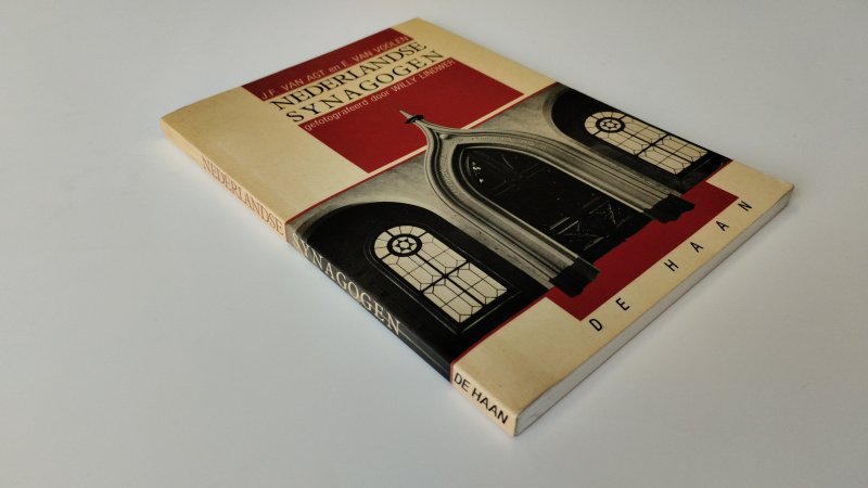 Tweedehands boek: Nederlandse Synagogen van auteur J. F. van Agt - Softcover, kaft is iets vergeeld. Ex-libris binnenkant kaft voor. Geschreven op het schutblad: handtekening weet niet of dit van de auteur is. Pagina's netjes en onbeschreven. In goede staat.