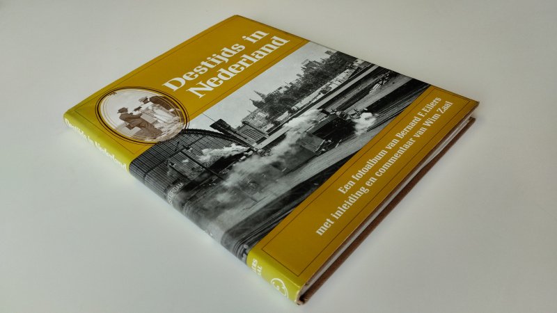 Tweedehands boek: Destijds in Nederland van auteur Bernard F. Eilers, Wim Zaal - Hardcover met stofomslag, typex op schutblad, pagina's licht verkleurd, maar onbeschreven en netjes. In goede staat