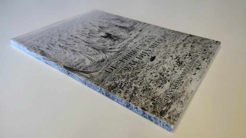 Tweedehands boek: De 'Tribuun' en wat dies meer zij van auteur Redactie - Paperback in zeer goede staat. Minimale verkleuring witte bladzijdes, onbeschreven en netjes.