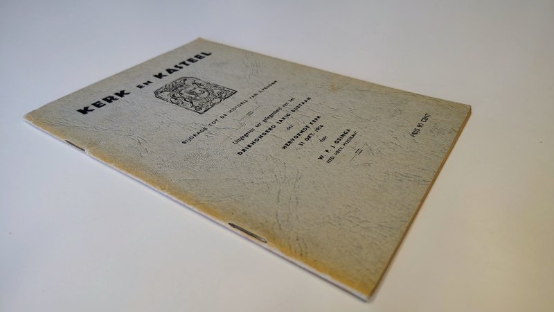 Tweedehands boek: Kerk en kasteel van auteur W.P.J. Osinga - Paperback geniet. Bij de rug verkleurd. Blauwe penstreep achterzijde 3cm. Binnenin onbeschreven en keurig netjes.