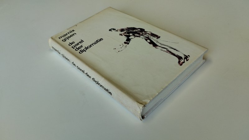 Tweedehands boek: De parel der diplomatie van auteur Marnix Gijsen - Hardcover met stofomslag. Stofomslag is verkleurd en vertoont gebruikerssporen. Pagina's netjes en onbeschreven. In goede staat