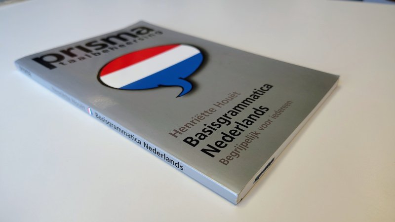 Tweedehands boek: Prisma Taalbeheersing Basisgrammatica Nederlands van auteur Henriëtte Houët - paperback met lichte gebruikerssporen puntjes kaft. Onderzijde snede naamstempeltje met viltstift doorgestreept. Klein vlekje laatste bladzijde.