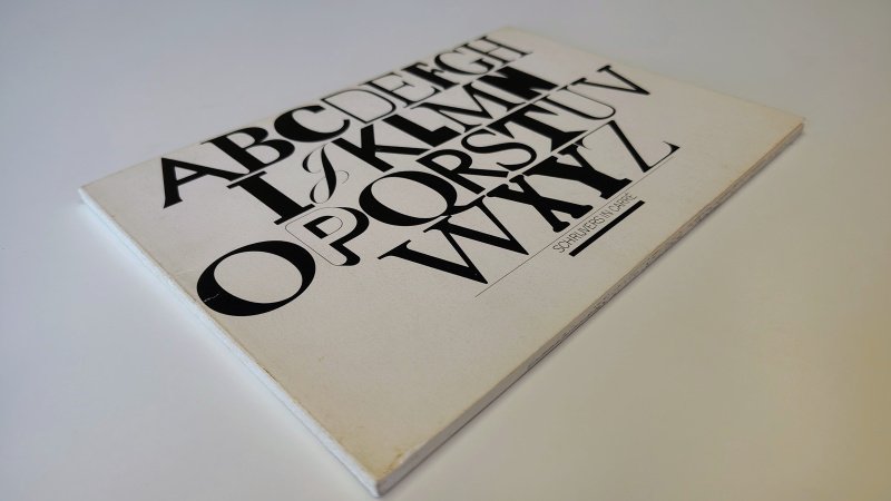 Tweedehands boek: abcdefghijklmnopqrstuvwxyz schrijvers in carré van auteur Redactie: M. van Amerongen - Paperback, licht verkleurd en wat beginnende roestvlekjes achterzijde kaft. Binnenwerk onbeschreven en keurig netjes.