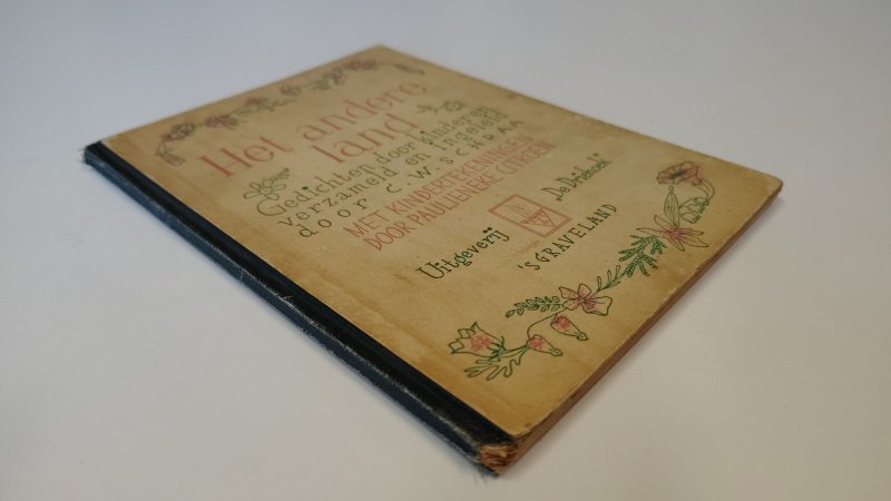 Tweedehands boek: Het Andere Land van auteur C.W. Schraa - Hardcover met linnen rug. Kaft verkleurd, rug slijtage aan de onder en bovenkant. Naampje voorin, verder onbeschreven en netjes.