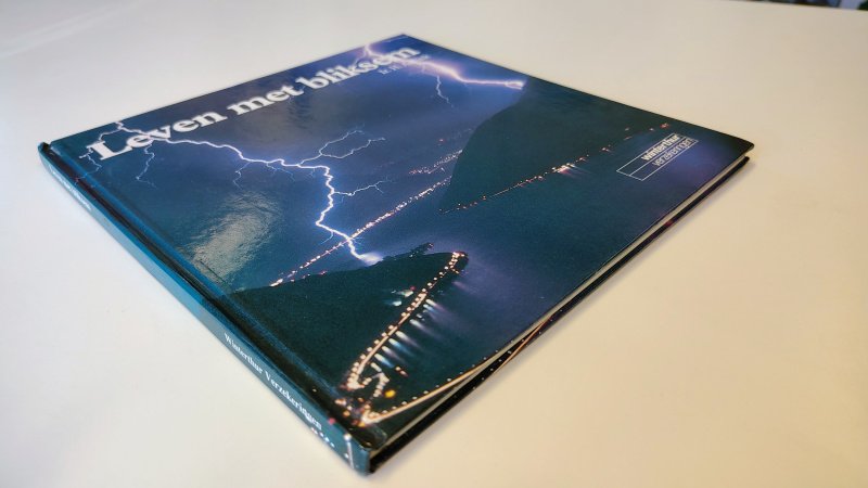 Tweedehands boek: Leven met bliksem van auteur H. Aaftink - Hardcover in zeer goede staat. Minimale gebruikerssporen punten kaft. Naamstempeltje voorin, witte bladzijdes licht verkleurd, verder onbeschreven en netjes.