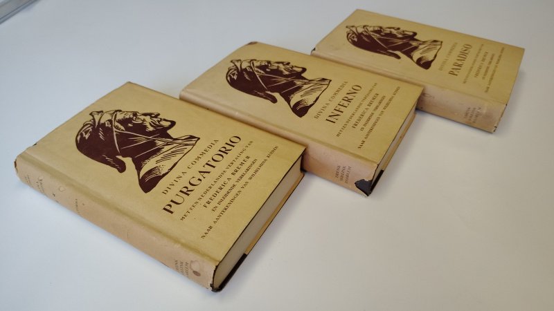 Tweedehands boek: Complete Set Dante Alighieri De Goddelijke Komedie - Inferno Purgatorio Paradiso van auteur Dante Alighieri - Hardcovers bruin linnen met goudopdruk. Stofomslag redelijke slijtage. Binnenwerk onbeschreven en netjes.