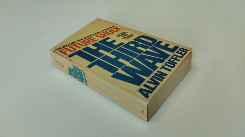 Tweedehands boek: The Third Wave van auteur Alvin Toffler - Engelstalige Pocketboek, kaft is verkleurd. lichte gebruikerssporen aan de kaft. Pagina's onbeschreven. In goede staat.
