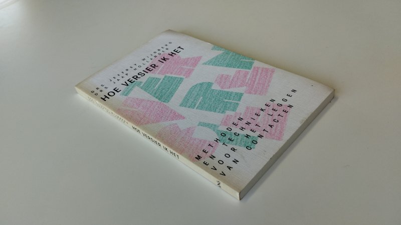 Tweedehands boek: Hoe versier ik het van auteur Jeffrey Robert Wijnberg, Jaap Hollander - Softcover, kaft is licht verkleurd. Pagina's netjes en onbeschreven. In goede staat.