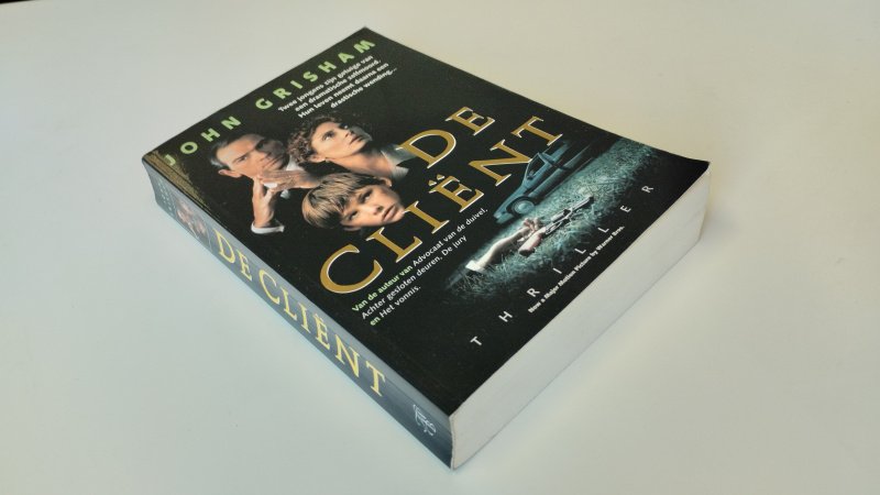 Tweedehands boek: De Cliënt van auteur John Grisham - Softcover, gekromde rug, pagina's licht verkleurd, maar onbeschreven en netjes. In goede staat.