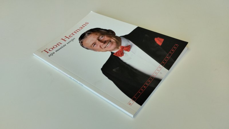 Tweedehands boek: Toon Hermans zijn mooiste versjes van auteur Toon Hermans - Softcover, kaft licht verkleurd, pagina's netjes en onbeschreven. In goede staat.