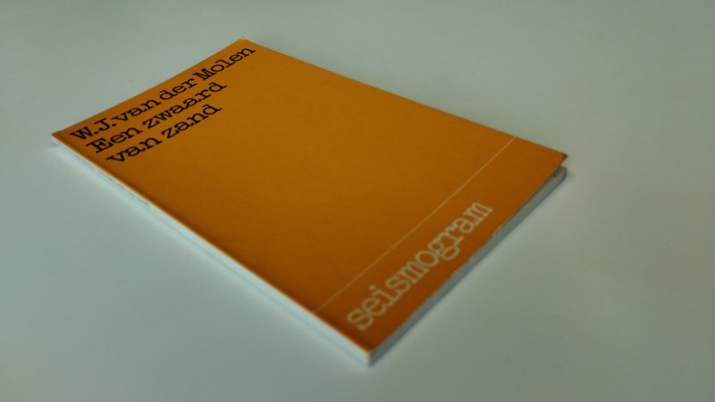 Tweedehands boek: Een zwaard van zand van auteur W. J. van der Molen - Softcover, kaft en pagina's zijn verkleurd, maar netjes en onbeschreven. In goede staat.
