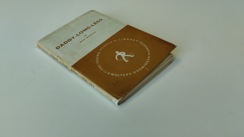 Tweedehands boek: Daddy long legs van auteur Jean Webster - Engelstalige softcover, gelezen, gebruikerssporen waar te nemen, op schutblad is geschreven, in redelijke staat.