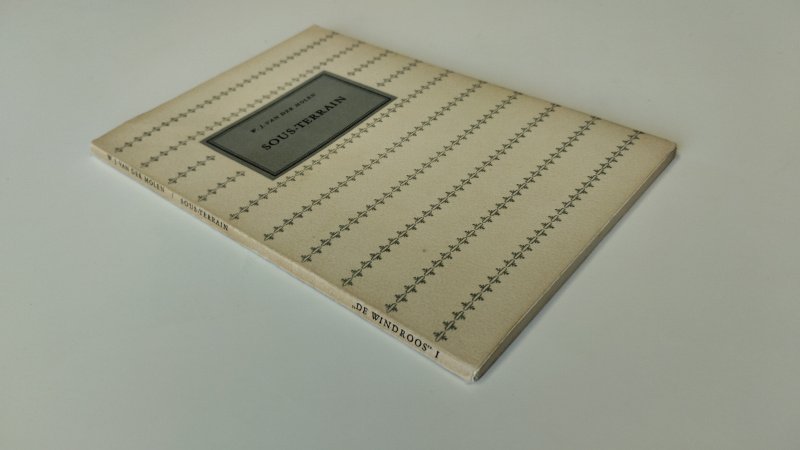 Tweedehands boek: Sous terrain van auteur W.J. van der Molen - Softcover met flapppen , pagina's netjes. Binnenkant kaft achter is iets met een mooie handschrift geschreven. In goede staat