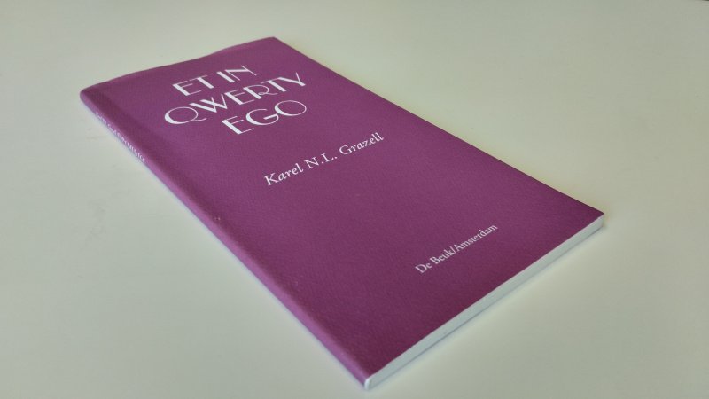 Tweedehands boek: Et in Qwerty ego van auteur Karel N.L. Grazell - Softcover met stofomslag, aan de randen gebruikerssporen, pagina's netjes en onbeschreven. Gesigneerd en in goede staat. in totaal 50 gesigneerde exemplaren.