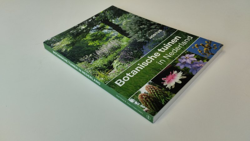 Tweedehands boek: Botanische tuinen in Nederland van auteur Rolf Roos, Joke 't Hart (milieu-educatie.) - Softcover, netjes en onbeschreven, in zeer goede staat.
