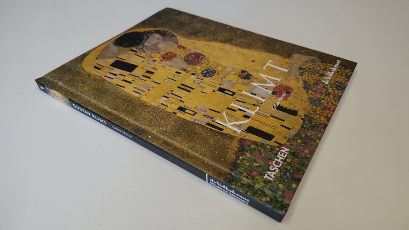 Tweedehands boek: Gustav Klimt 1862-1918 van auteur Gilles Néret - Hardcover oogt aan de buitenkant als nieuw. Binnenwerk minimale verkleuring, onbeschreven en netjes.
