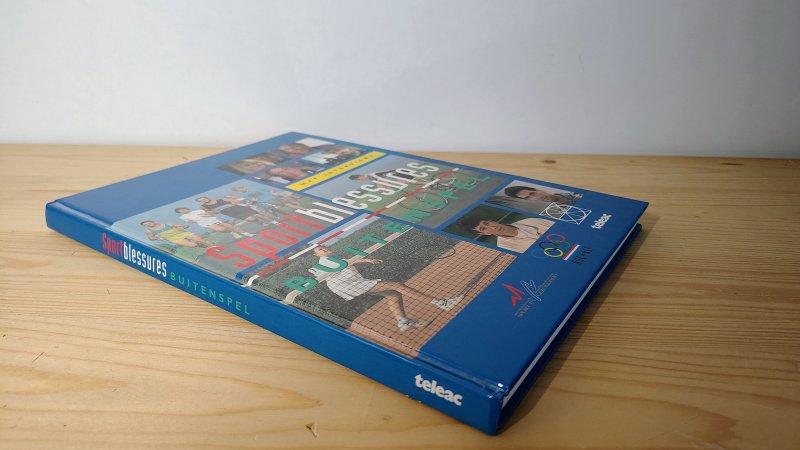 Tweedehands boek: Sportblessures buitenspel van auteur Backx, Coumans - Hardcover buitenkant oogt als nieuw. Witte bladzijdes lichte verkleuring, verder onbeschreven en netjes.