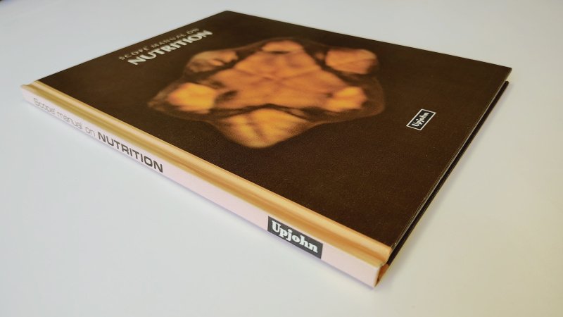Tweedehands boek: Scope Manual on Nutrition van auteur Michael C. Latham - Engelstalige hardcover, bruine achter kant kaft, witte krassen. Bovenkant bladzijdes aan de rug zijde lichte stoot schade. Naampje voorin, verder onbeschreven en netjes.