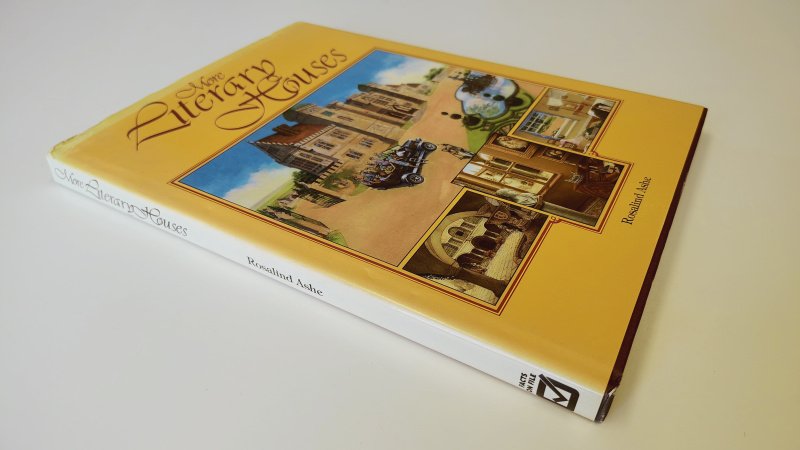 Tweedehands boek: More Literary Houses van auteur Rosalind Ashe - Engelstalige hardcover met stofomslag. Omslag verkleurd en slijtage langs de randen. Op 3blz met zwarte pen kleine aantekening in de kantlijn.
