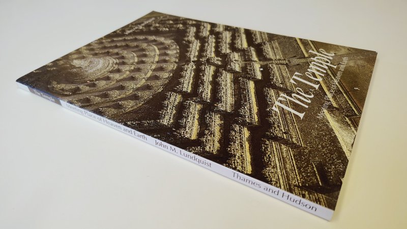 Tweedehands boek: The Temple van auteur John M. Lundquist - English paperback with minor signs of use, small spots on the cover. Very slight yellowing of the white pages, otherwise clean and unmarked.