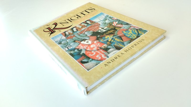 Tweedehands boek: Knights van auteur Andrea Hopkins - Engelstalige hardcover met stofomslag, lichte gebruikssporen, net exemplaar.Ex-libris. In zeer goede staat

English book, light wear. Ex-libris. Very good condition