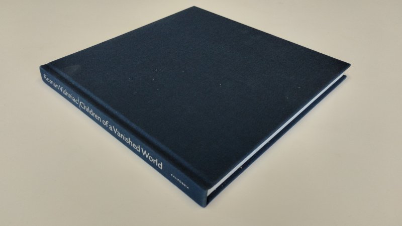 Tweedehands boek: Children of a Vanished World van auteur Roman Vishniac - Hardcover zonder stofomslag, lichte gebruikssporen, net exemplaar. Hardcover without dust jacket, light wear, neat copy.