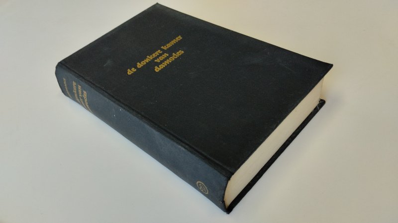 Tweedehands boek: De donkere kamer van Damokles van auteur Willem Frederik Hermans - Hardcover, lichte gebruikssporen, netjes en onbeschreven