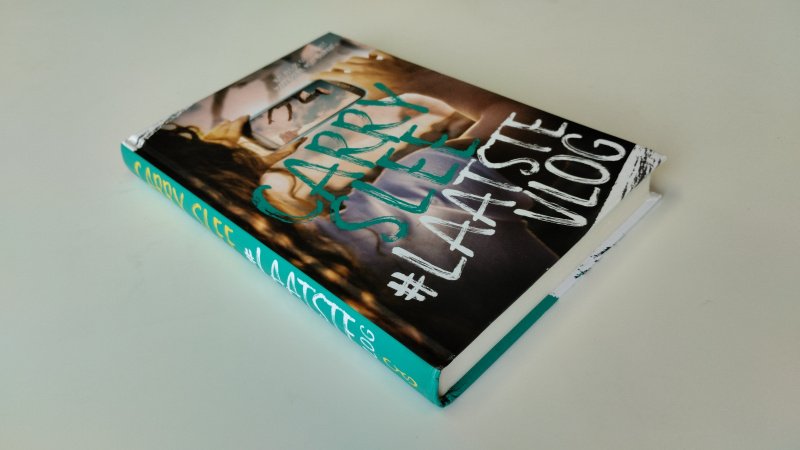 Tweedehands boek: #LaatsteVlog van auteur Carry Slee - Hardcover, Nederlandstalig boek, lichte gebruikssporen, netjes en onbeschreven