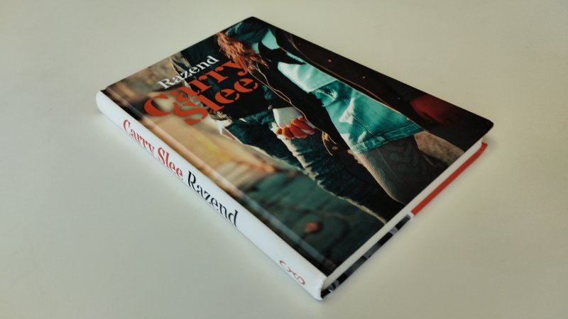 Tweedehands boek: Razend van auteur Carry Slee - Hardcover, Nederlandstalig boek, lichte gebruikssporen, netjes en onbeschreven