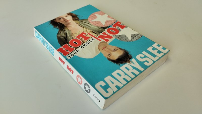 Tweedehands boek: Your choice Hot or not van auteur Carry Slee - Paperback, Nederlandstalig boek, lichte gebruikssporen, gekromde rug, pagina’s licht verkleurd, verder netjes en onbeschreven